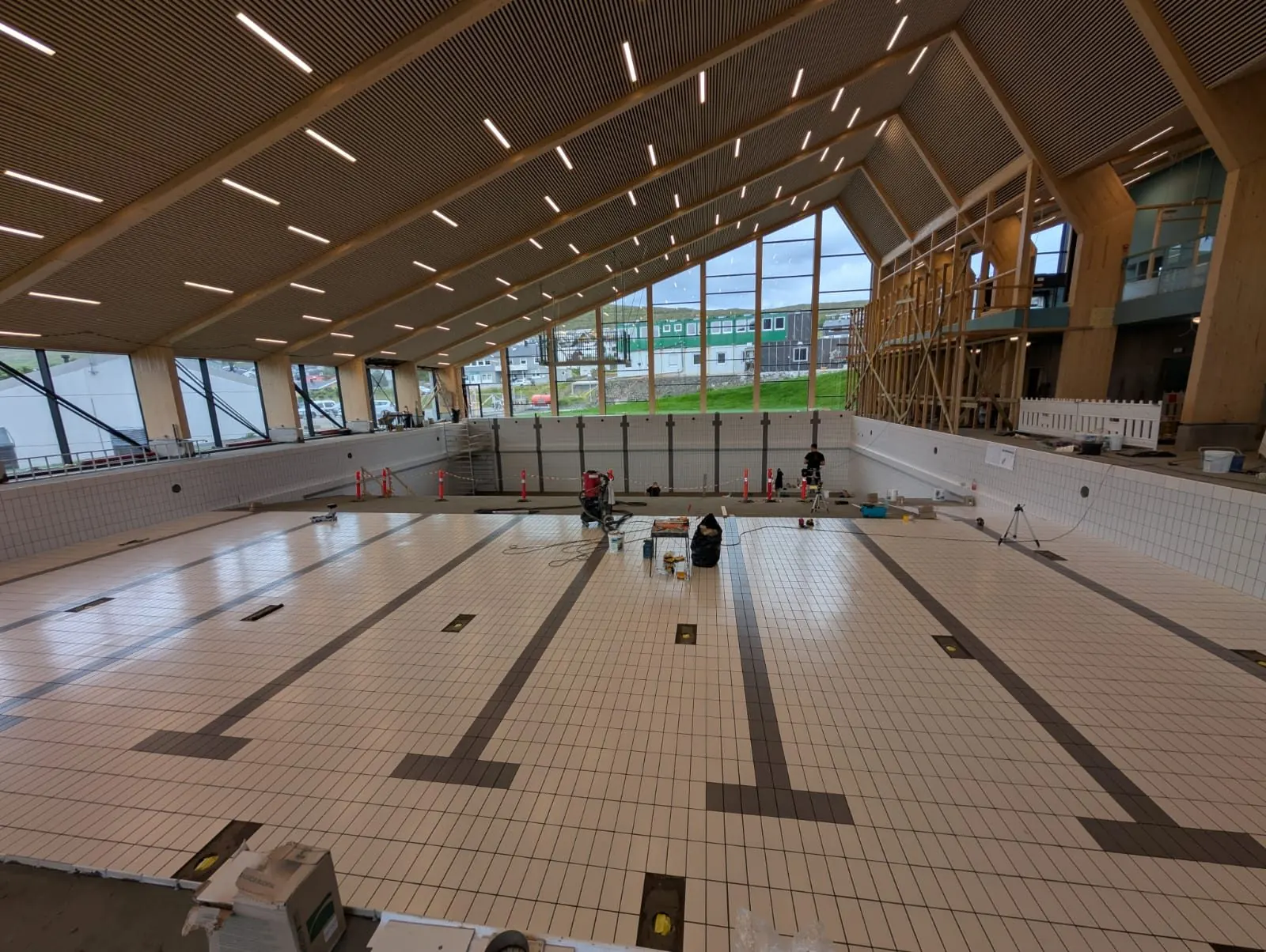 The Bylgjan swimming hall in Runavík during construction